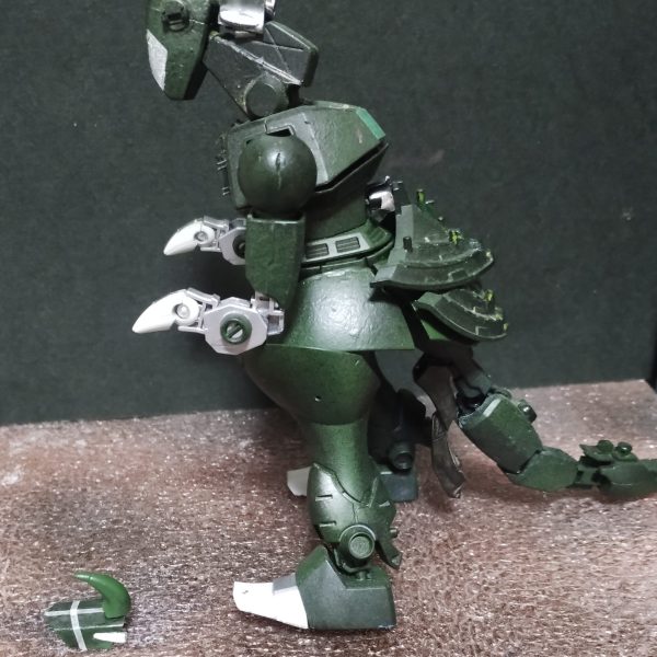 既出のジルアースを改修します。https://gumpla.jp/hg/1774140プラ板とグフの肩のツノでマスクを作成しました。針金とマスキングテープで羽根を作成、襟巻と交換します。取り付けてみました。（写真3枚目）このあと、マスキングテープで模様付けをしていきます。（1枚目）