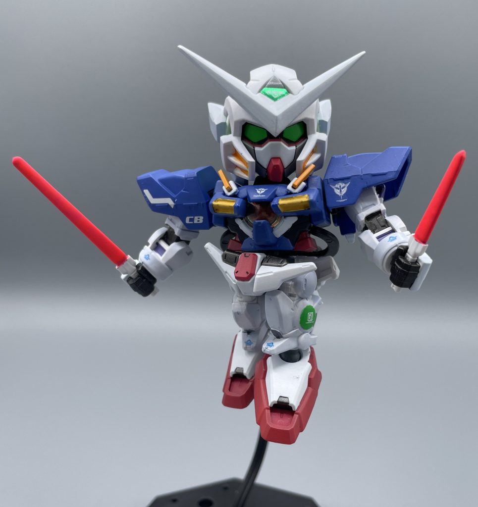 トランザム!! 実は、胸の太陽炉はクリアパーツの表裏(緑/赤)を切り替えることでトランザムモードを再現することが出来ます。写真だと分かりにくいですね(-_-;) 拡大してもらうと、にわかにメタリックレッドになっているのが分かりやすいかと思います。 おまけ程度のギミックですが、こうした”遊び心”こそがSDの真髄だと思っているので、キャンプラ的には嬉しい配慮です。 最後までご覧いただき、ありがとうございました!(*^▽^*)