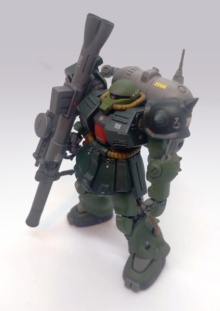 書籍のザクの絵をイメージし、大好きな出渕デザインのFZ型に特徴的なバックパックを背負わせました。