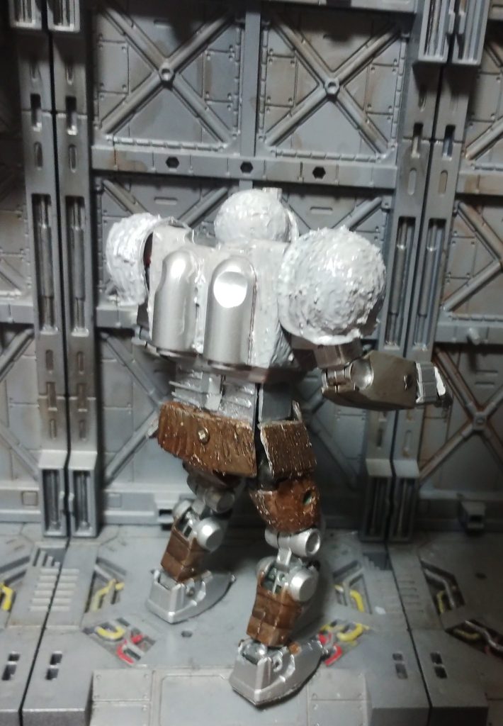 全般に「メカニ」感が強くなってしまいました（特に顔）。＊サイド２廃コロニー「タタラ」には異文明のモビルスーツが破棄されていた。そこに彗星シイフォンが接近遭遇しモビルスーツが暴走を始めてしまった、という設定で以下それっぽい空想です。（登場するMSは既出品を改修しました。製作記録をご参照ください）