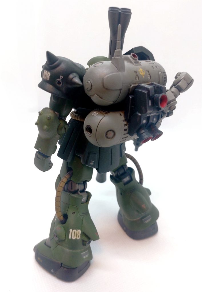 バックパックはデザインするのが面倒でギラドーガのものをそのまま描いているそうです。でも模型で再現するのにそれだとちょっと時代が合わないかな?と思いオリジナルのそれっぽいデザインをジャンクパーツを掛け合わせて作っています。