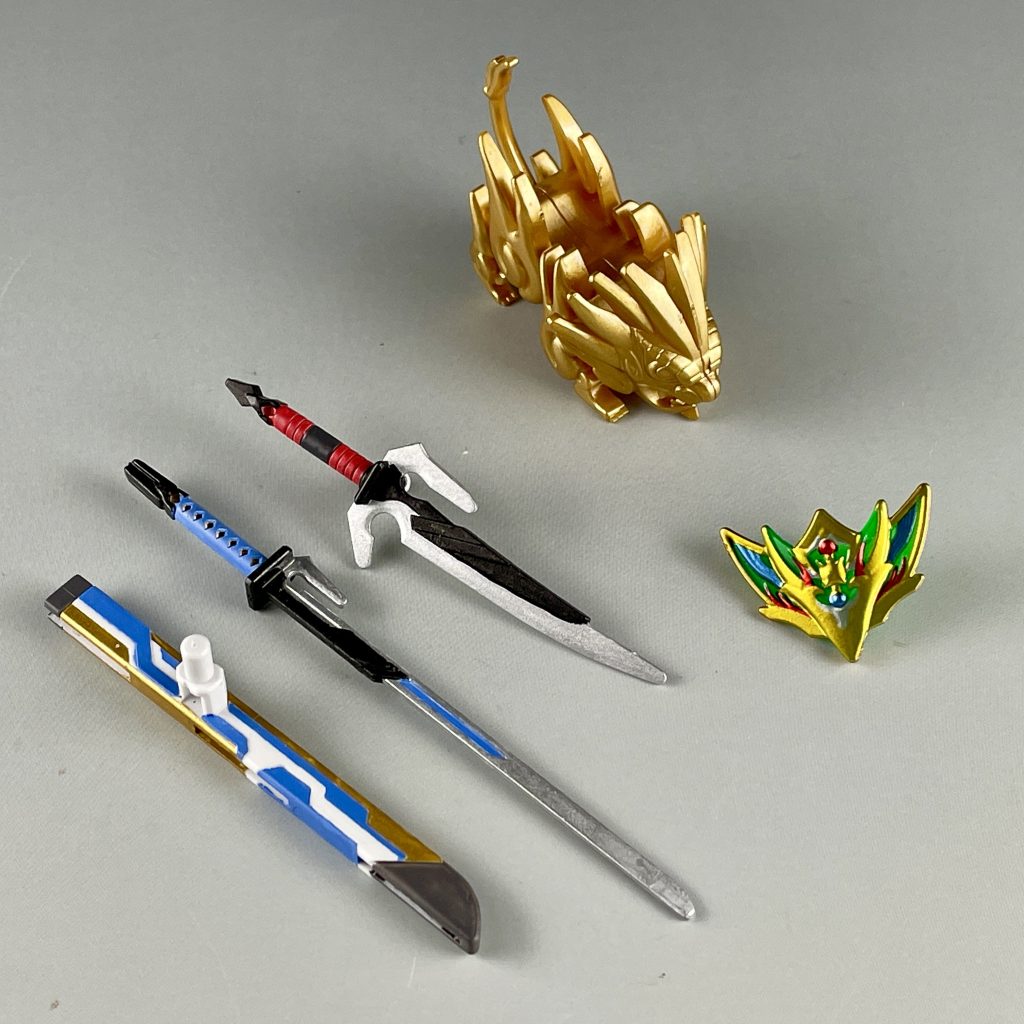 武器とか付属品。シーサーはスーパーファインゴールド、忍者刀・星影と短刀の刃はスーパーファインシルバーで塗装しています。また最大のウリである輝羅鋼パーツに関しては、周りだけをスーパーファインゴールで塗装しています。 以下適当に何枚か。