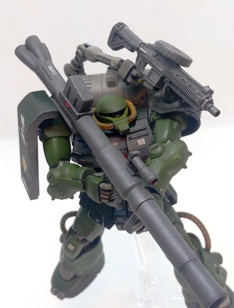 オリジンザクのバズーカのマガジン・スコープをプチ改造。マシンガンはコトブキヤの武器パーツをプチ改造。