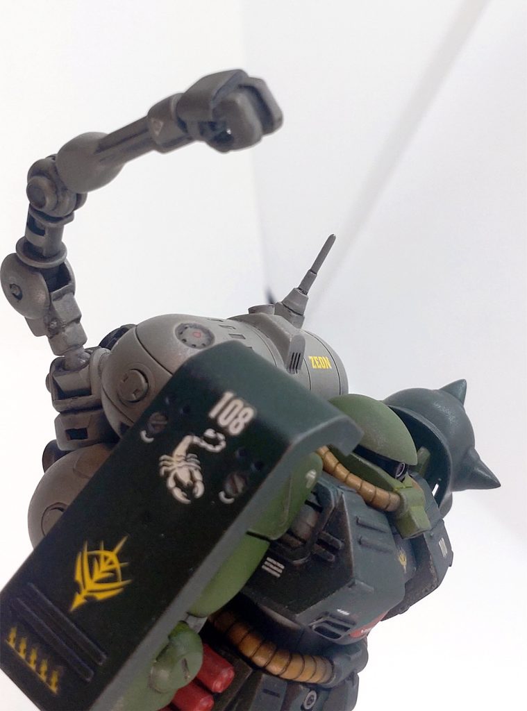 サブアーム。マシンガンのグリップだけをホールドできるようになっていてマジックハンドの可動はしません。バズーカも持てません(汗)