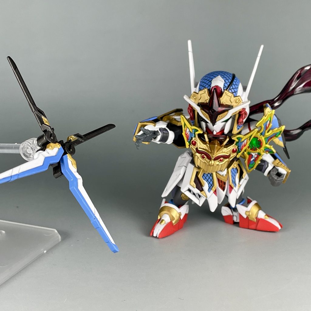 以上、SDW HEROES 隠密ガンダムエアリアルでした。 このシリーズは初めて組んだのですが、シールである程度補完はできますが、塗装箇所は結構多いです。組み立てだけなら20分もあれば出来ますが、塗装するとなるとなかなかの時間を要するのではないでしょうか。(特に背面と武器)可動に関しても構造上左腕部分が輝羅鋼やマフラーに干渉するので、なかなか激しいアクションポーズを取らせ辛いのも難点ですね。それでも隠密ガンダムとエアリアルを見事に融合させたフォルムは最高にかっこいいし、シェルユニットをマフラー化したアイディアはお見事としかいいようがないですw78代目武者頑駄無と同じくよく再販されているので、入手しやすいのもいいですね。