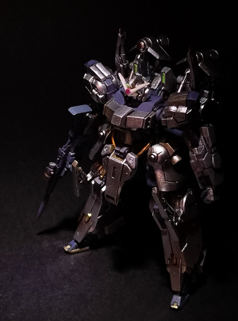 1.    銀色の弾丸という名のモビルスーツ。「銀色の」という名がついているのに銀色の作例がほとんどないようなので、ワタクシメが。ガンダムマーカーエアブラシでEXのシャインシルバーをメインカラーに。