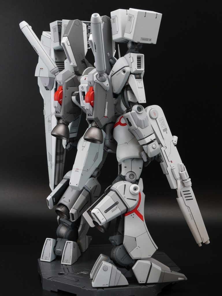 とても出来の良いキットなので改修した箇所は少ないです。大きなキットで広い面が多いので、表面処理は丁寧に行ったつもりです。スジ彫りやプラ板を貼り付けて単調にならないように気を付けました