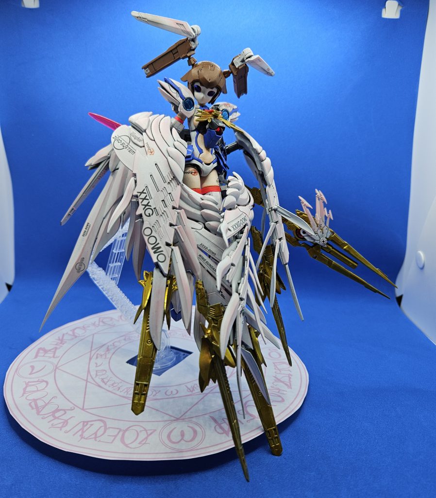 この制作における最初に決めたコンセプトはウイングゼロEWの翼を下半身に移してドレスのように腰以下を包み込むように露出を抑えることだった何故かといえば元ネタの戦闘コスチュームがロングドレスだったからだからウイングゼロの翼を3セット分用意しましたRGキット由来の2セットと、同人メーカーの改造パーツ1セット必要あらばSDCSのやつとHG TV版ウイングゼロのやつも投入するつもりでいたしかし、重さや干渉などの理由で結局1.5セットしか使用しませんでした