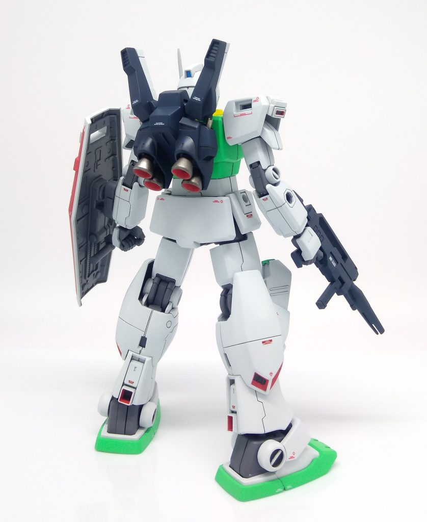 ■他キット流用箇所　頭部・・・寒ジム　ボディ・・・FGガンダム　腕とシールド・・・リバイブガンダム大きく3箇所を変更しました。元キットのゴツさがなくなりスマートになったと思います。そのほか、■メインカメラのメカ部を新造■シールドが肩に干渉するので、接続サポートパーツを新造■肩のバーニア部の合わせ目消しが面倒だったのでジャンクパーツに置き換え■腿を2mm延長■後ハメのため足フレームをオリジンガンダム余剰パーツに換装■ランドセルの動力パイプをパイプスプリングに変更などの工作をしています。塗装はUC版を参考に明るめに、デカールはハイキュー1/144用などを使用しました。