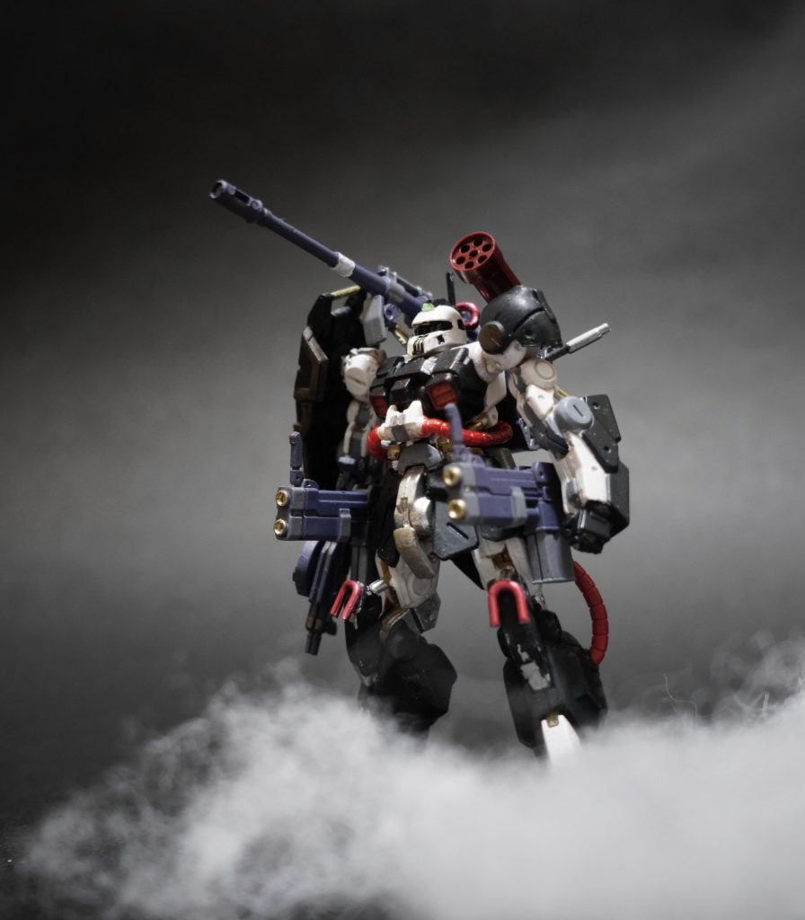 2.        中央アジアの一角を拠点に自治を求めるジオン残党武装ゲリラ組織“太陽の牙”が運用する、カスタム装備のザク。ベースとなっているのはMS-06Kザク・キャノン。