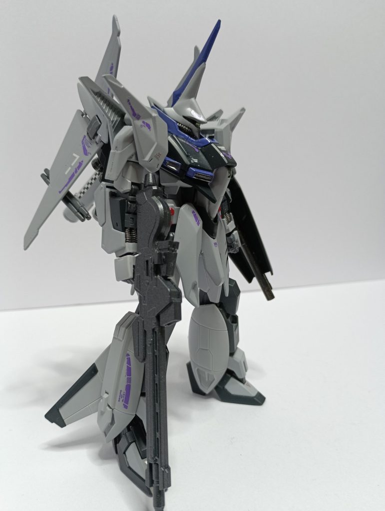 脚は無改造で取り付けられましたが、腕の方は接合部分が異なるので、肩の若干の改造を行いました。あと、頭も若干削り込みとモノアイを市販パーツに置き換えています。