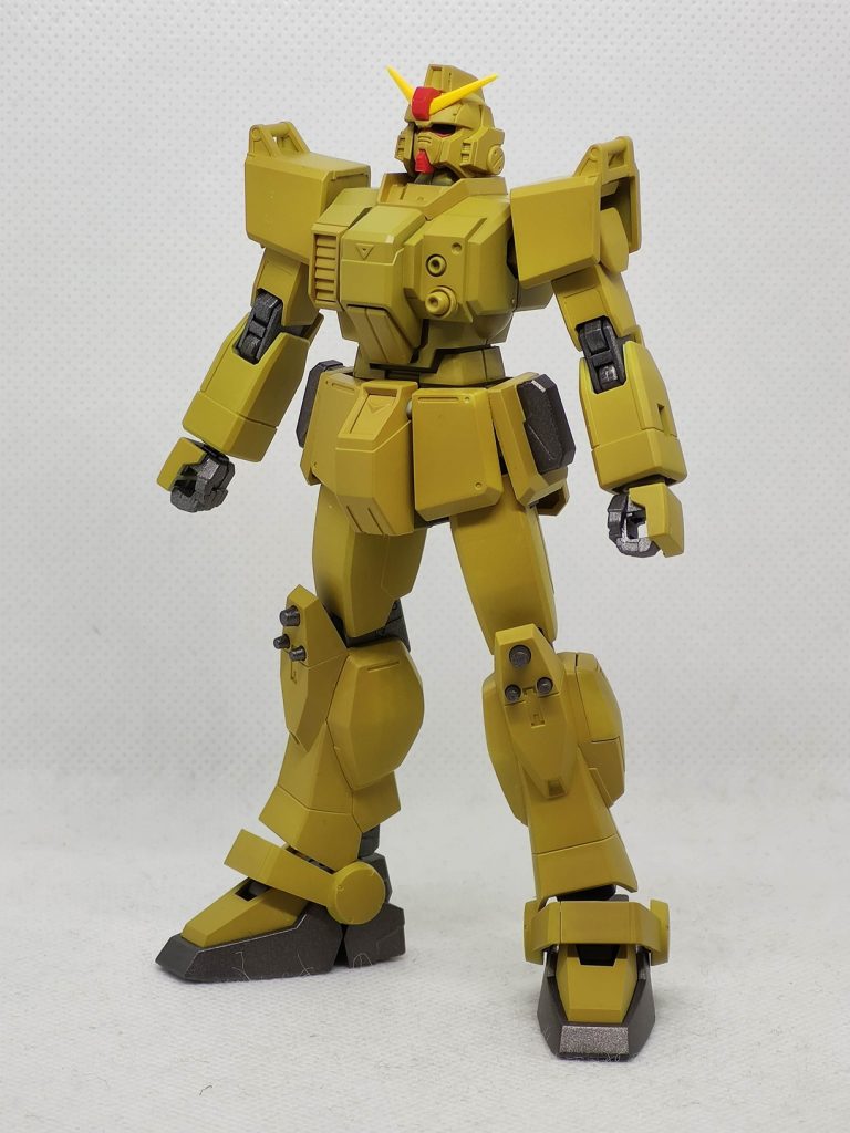 ベース色を塗装。何かガンダムぽく無くなってきた。