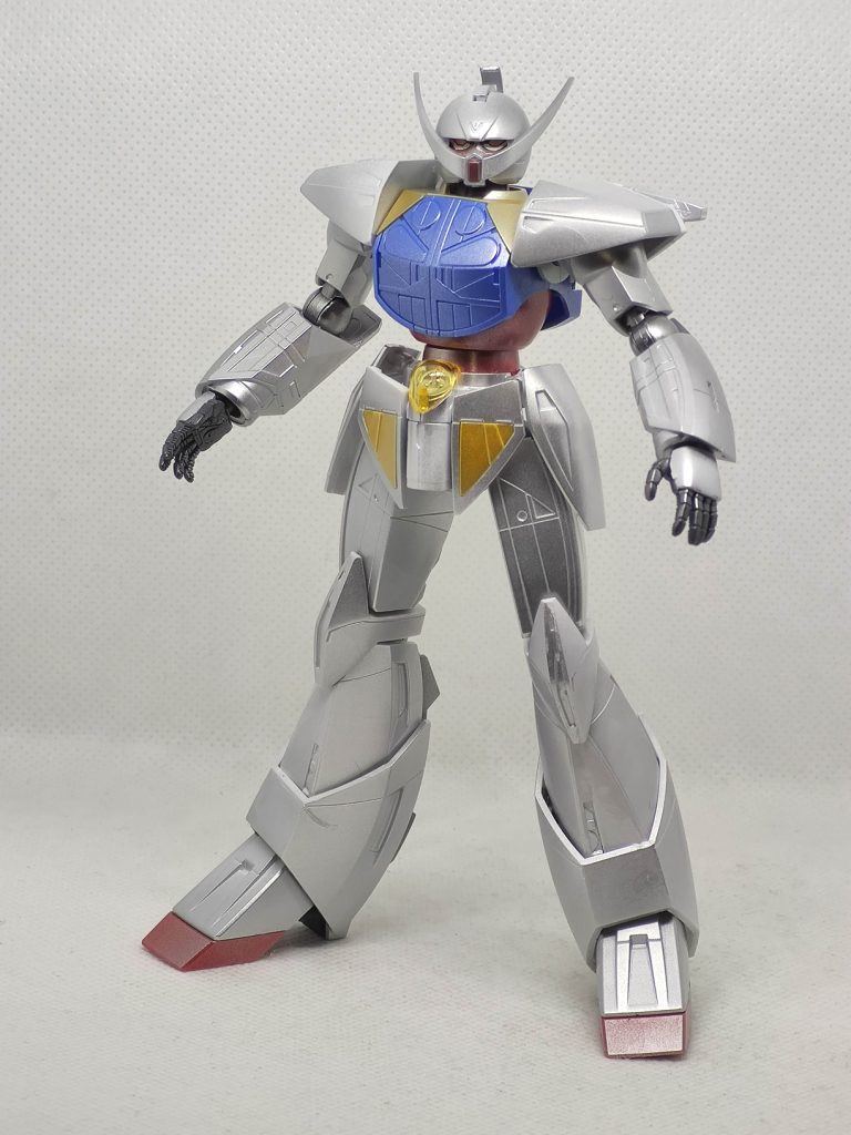 シルバー塗装。元々の成形色の上に薄く塗装しているだけなので、赤、青、黄の部分は下地色が見えてるだけです。