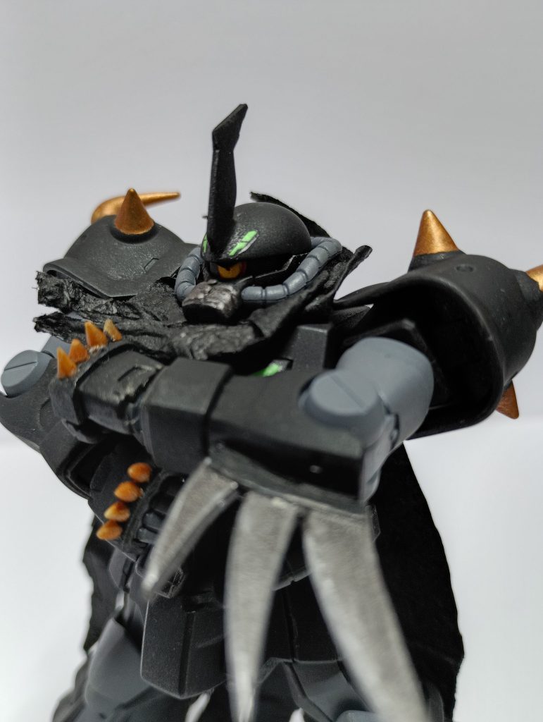 モノアイ?には判りづらいですが瞳孔を入れてます。手のスパイクはプラ棒を鉛筆削りで尖らせてみたのですが、不揃いとなってしまいました……