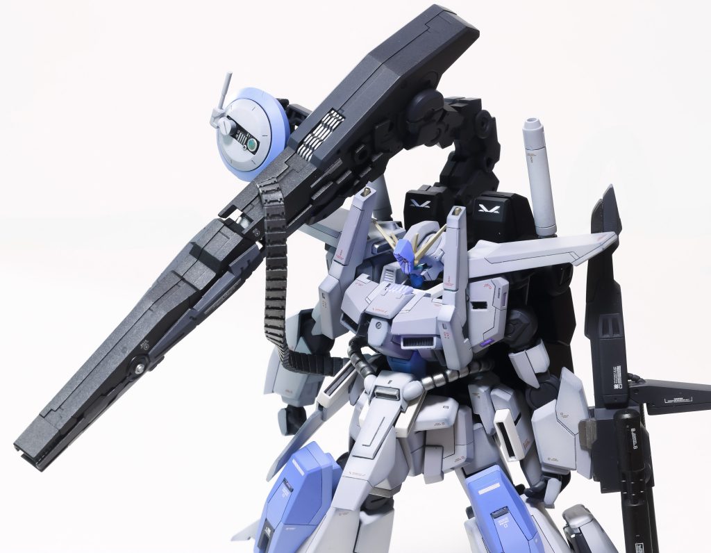 ありがちですが大型ランチャーは30MMの物を使用。バックパックのミサイルポッドのハッチにアームの大きさがピッタリでした!レドームや動力パイプもビルダーズパーツを何のひねりもなくそのまま使ってます肩はマイクロミサイルポッドではなくビームガンという設定にして真鍮パイプでマズルを作成しました。細部に椎茸ディテールも使ってます