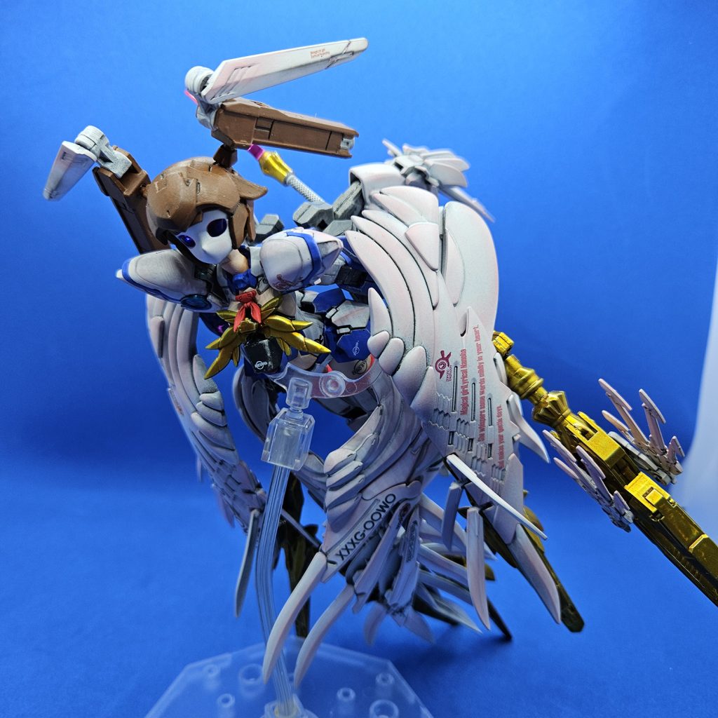 飛翔ポーズ元ネタによくある頭を上に向けて飛ぶやつ実はずっと左右に振る方の30MSネックパーツを使ってきたが肩アーマーとの干渉が激しいのと、このポーズをするために最終段階で前後に振る方のネックパーツに変えました