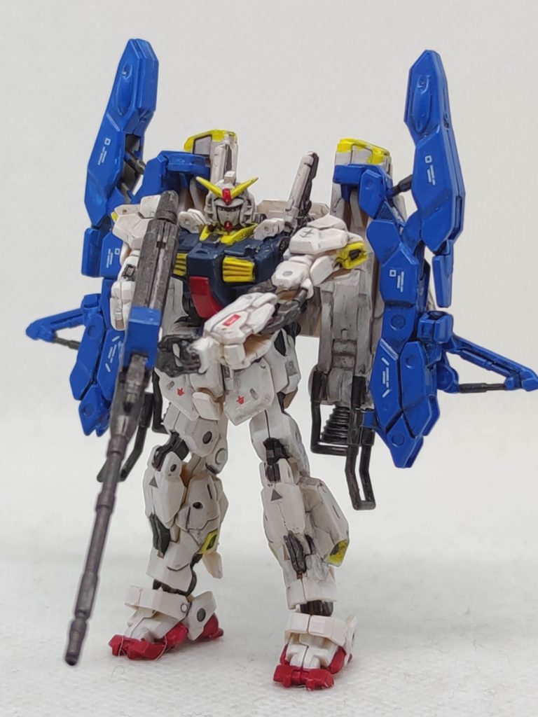 両手持ち用にロングライフルに左手用の取っ手を付けてます。まぁガンダムアーティファクト自体が独自アレンジ物なので、良いかなと・・・。