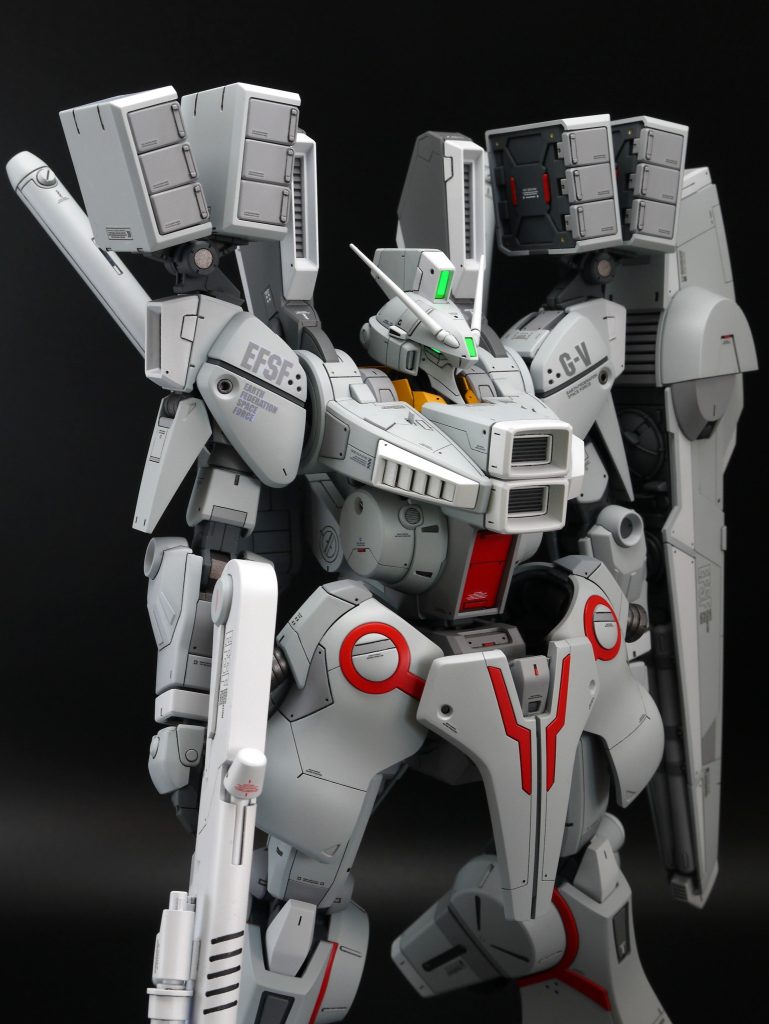 ・首の後ろがスカスカなので、襟の後ろ側を延長・肩の内側がボリューム不足に感じたので、中央ブロックにプラ板を貼り付け・握り拳の造形がイマイチなので、親指部分が立体的になるようにエポパテで形状を再構築