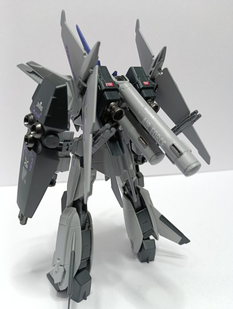 背部はプロペラントタンクの変更と市販のバーニアパーツを取りつけています。