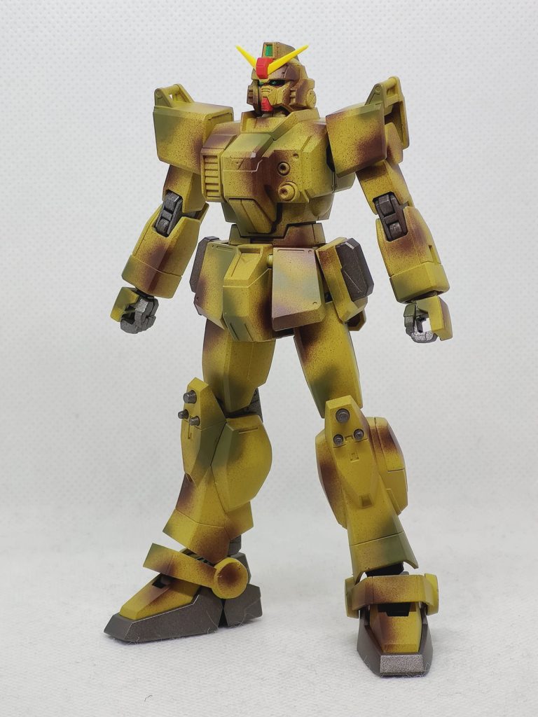 ベース色の上に迷彩色2色をエアブラシの細吹きで塗装。