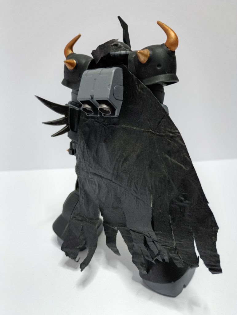 マントは重ねたティッシュを少し水で溶かした水性ボンドに浸して作成。