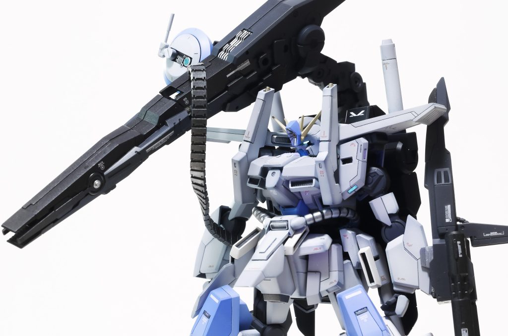 トップ絵の写真ですツインアイはSBシルバーの下地に蛍光クリアグリーンを重ね塗り。ブラックライトで発光します。