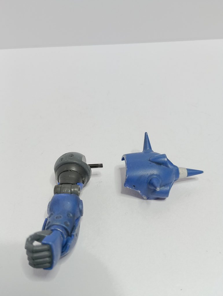 肩と腕の接続はスプリングで行っているので、腕の動きに合わせ稼働します。