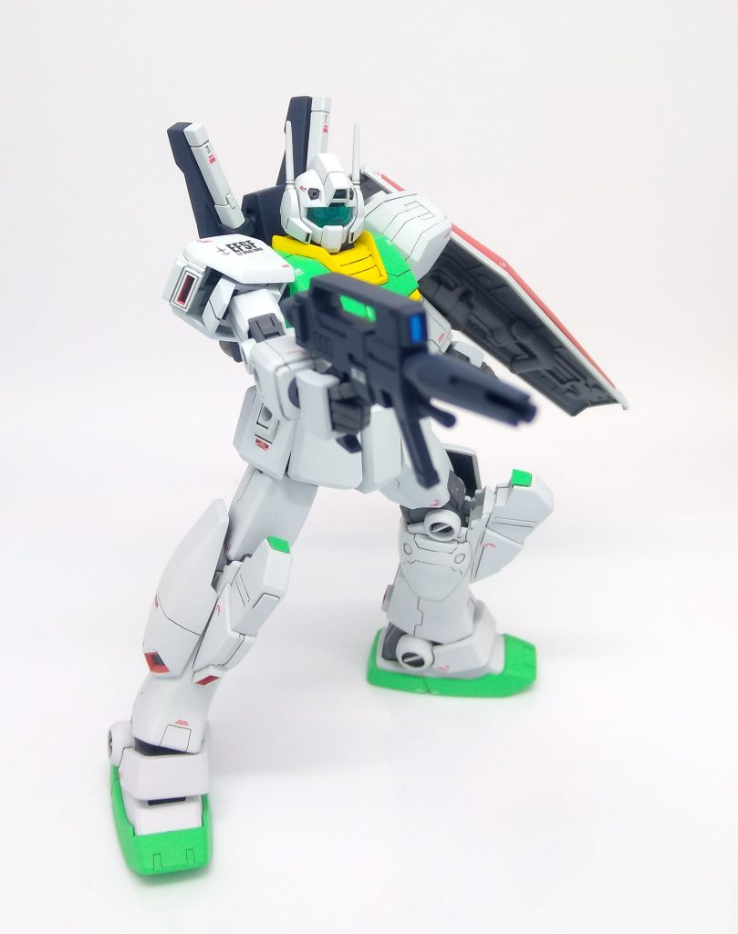 ライフルのスコープや頭部の後カメラには、プラスチックシール(青)を切り出したものを貼り付けています。