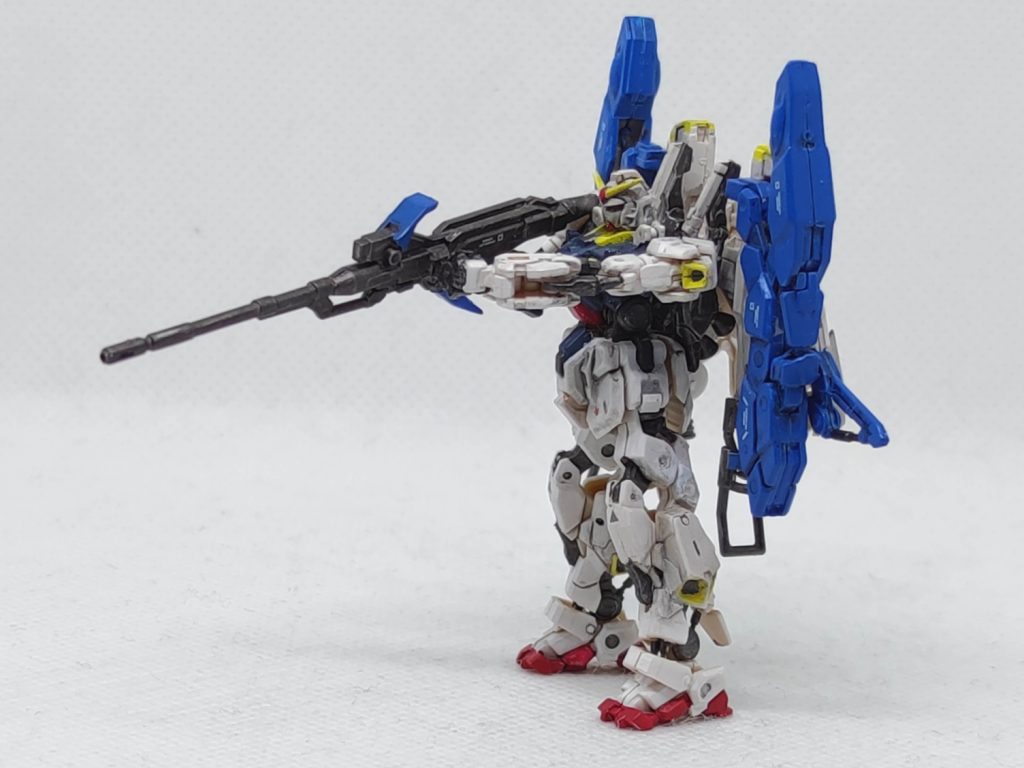 両手持ちにするため両肩をボールジョイントにして腕が少し内側に向くように改造してます。