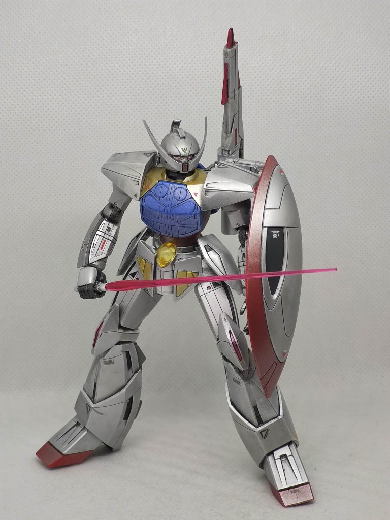 そして、ビームライフルも背中のラックにマウント可能。この辺をまじめにデザインしているのが工業デザイナーのシド・ミードっぽい。