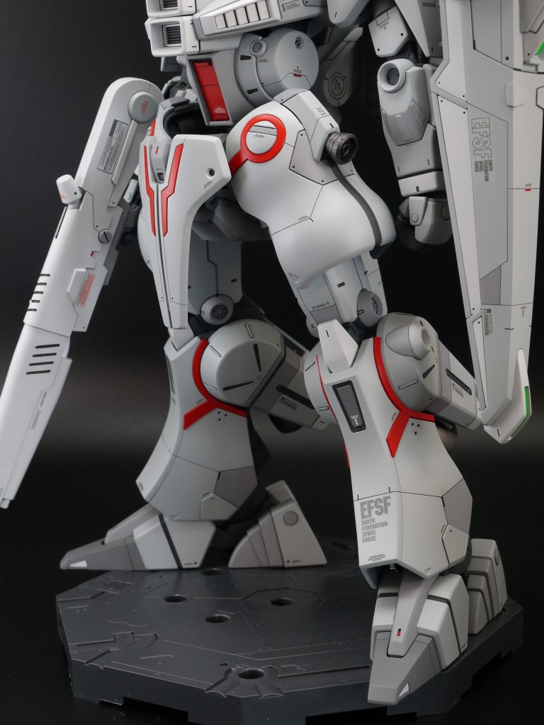 ・フロントスカートが小さいので、プラ板を貼り付けて左右に拡大・ヒザが体に似合わず小さいので左右に拡大コクピット内のパイロットは部分塗装してあります。が、ほぼ見えません…。