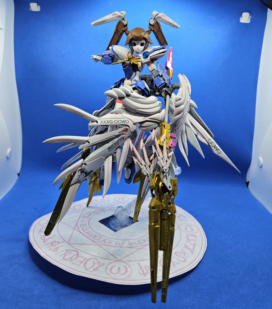 戦闘モードでは武器のレイジングハートの放熱フィンを展開しドレスに見立てた翼を側面や後方に移動させます