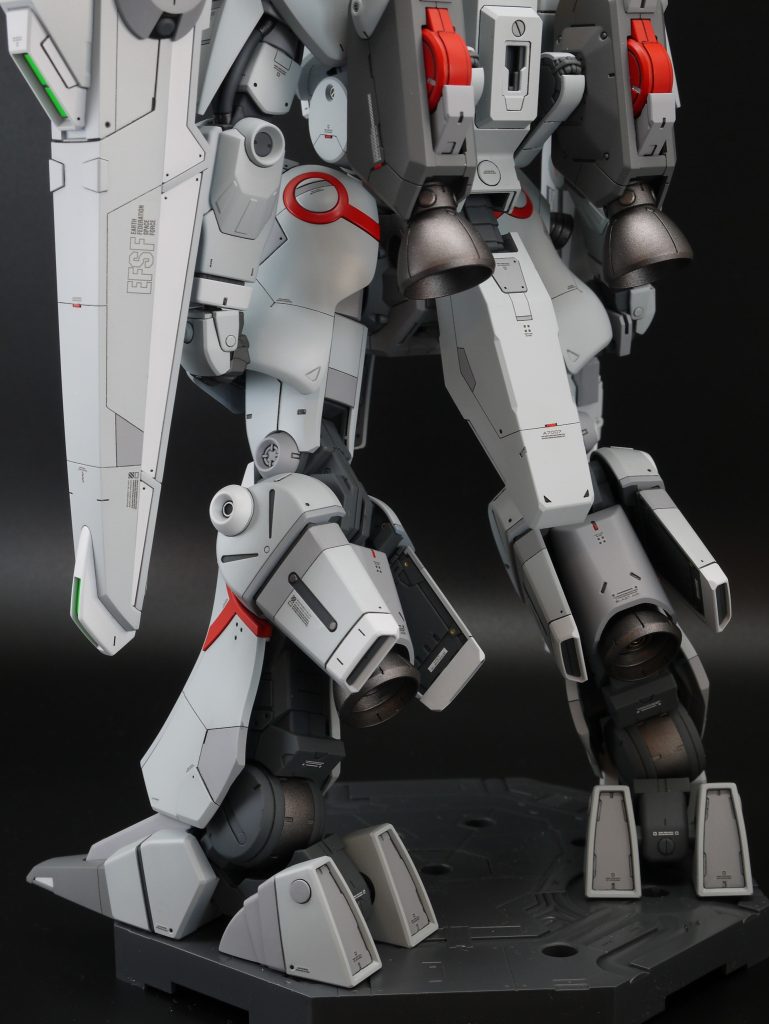 各部に追加したパネルラインに沿って、濃淡のグレーで塗り分けました。と、言っても濃い方のグレーはサフ色そのままです。いつもより塗り分け多めです。マークVと言えばスネのDマークですが、連邦カラーなのでEFSFマークに置き換えました。