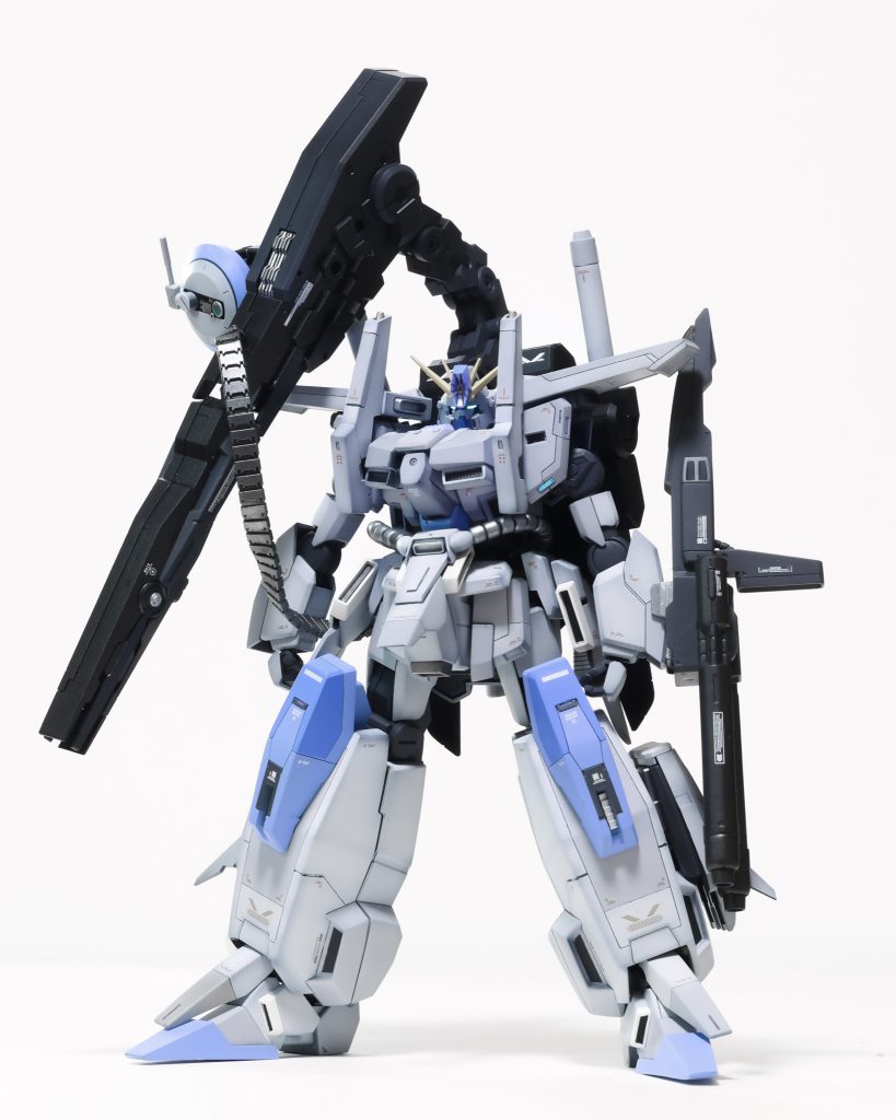 フル装備全身ですセラヴィーシェヘラザードに要所にZZの部品を切って貼ってしていきました。本体の改造として膝関節の接続位置変更で短足に見えるのを解消しています。最終的にカラーを合わせたら雰囲気だけは出たと思ってます簡易カラーレシピ本体グレー1、2 ガイアexホワイト+exブラック青1、2 ガイアコバルトバイオレット+ミリオンブルー+クレオスコバルトブルー+exホワイト関節、武器類 ガイアメカサフSH武器類2 ガイアSBアイアンアンテナ マンダリンオレンジスラスター動力パイプ給弾ベルト ガイアSBシルバーバックパック exブラック細部ブラック フィニッシュシート艶消しブラック各所ラピーテープでディテールアップ