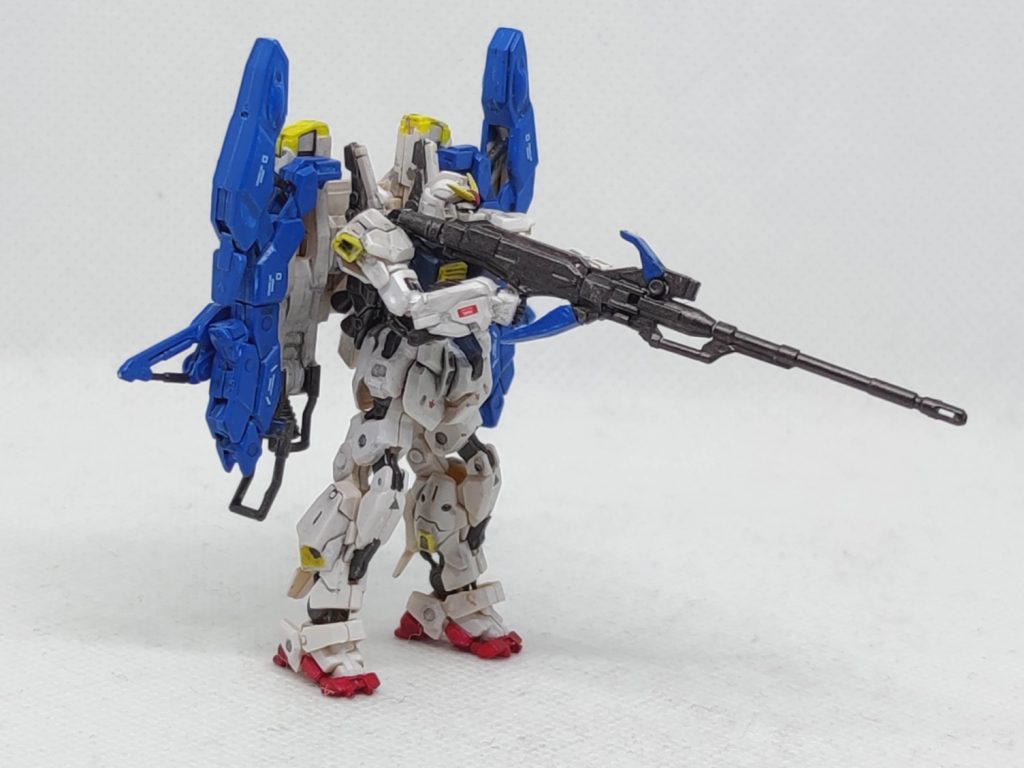 あと、右腕の肘関節を角度をつけて固定してます。