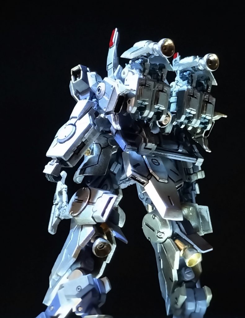 5.    バナージの乗ってた改修機＝サプレッサーはサイコミュ系飛び道具とかはなさそうで、一発ビームマグナムを放つと壊れる腕の予備を4個背中にしょっているオモシロ仕様。アーティファクトでもしっかり再現されてます。