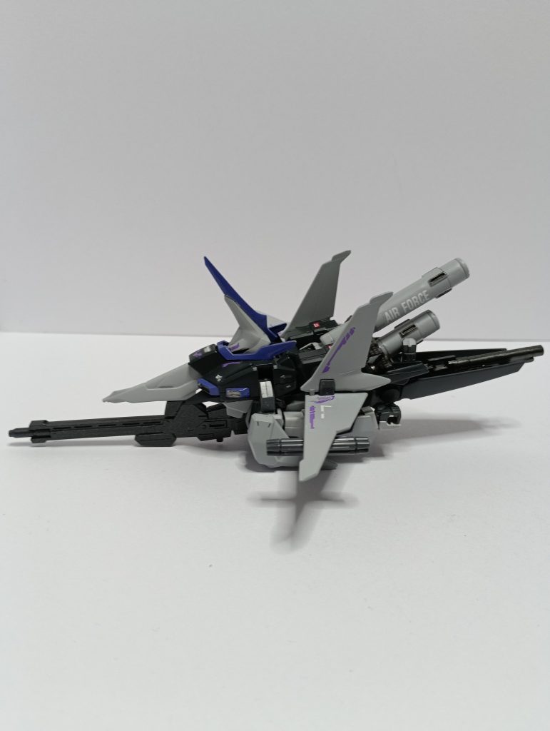 色はサーフェイサー1500(グレー)とネービーブルー。このままではグレミー軍になってしまうので、ワンポイントにブルーバイオレットで塗装。