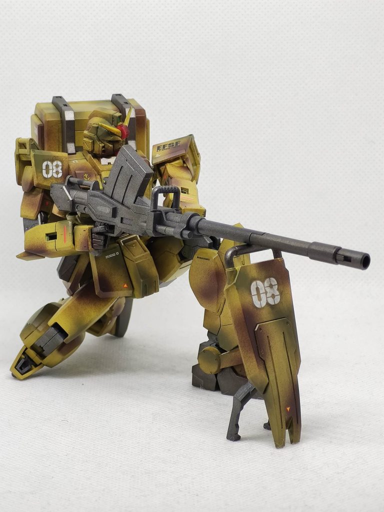 原作ではシールドの支え部分は無くて、直接地面に突き刺す感じなのかな。