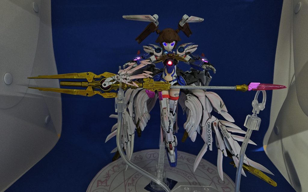 「この手の魔法は悲しみと涙を撃ち抜く力　望む未来を選ぶための、大切な力」上の写真の照明消したバージョン両目、両腕、胸の真ん中には磁気スイッチ付LEDを仕込んでいてこんな感じに発光しますただし写真の場合は光源を落とさないと見えないのが困る