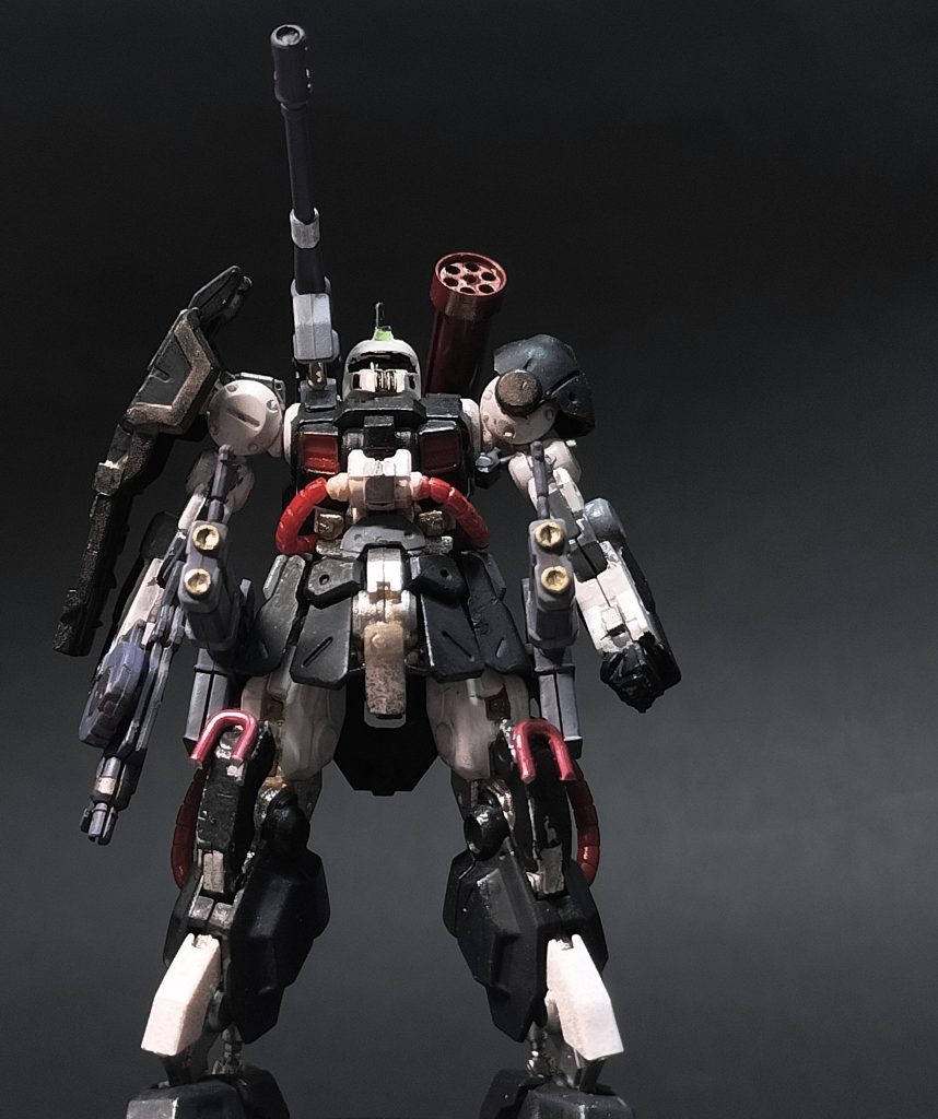 6.    様々な武装が施され、時代が時代なら「フルアーマー・ザク」とでも呼ばれていたかもしれない。