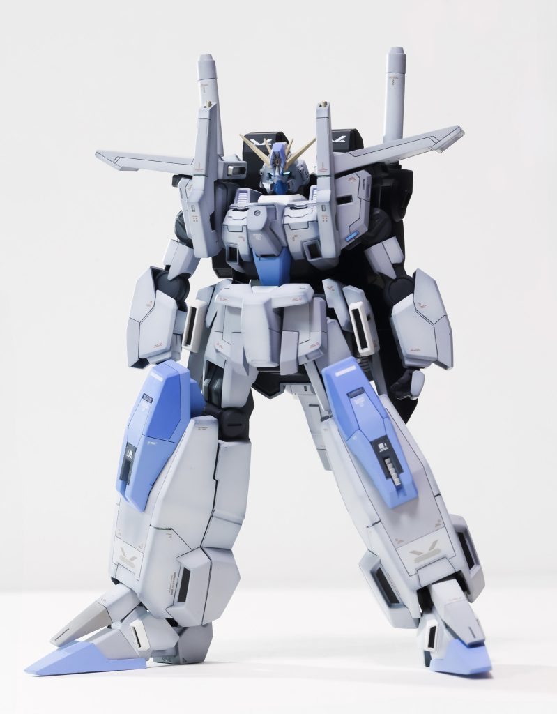 一部装甲と腕部ダブルビームライフルはネオジム磁石で脱着可能です。