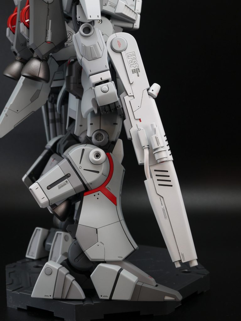 連邦版のライフルはプラ板とプラパイプでスクラッチしました。設定画通りではありませんが、雰囲気は出せたかなと思います。もう少し厚みがあってもよかったかもしれませんが、手持ちのプラパイプで構成したらこうなりました。