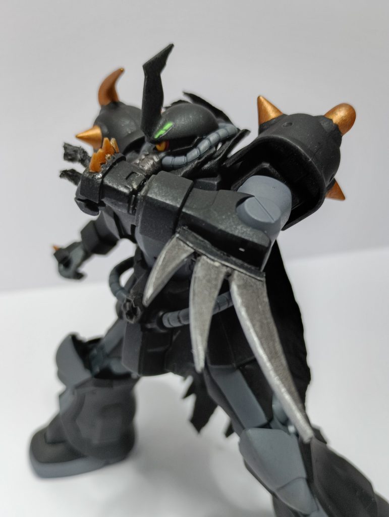 グッファーレザー。歴戦の強者感を出したくてタミヤウェザリングマスターのチタンを縁の各所に擦り付けてみました。