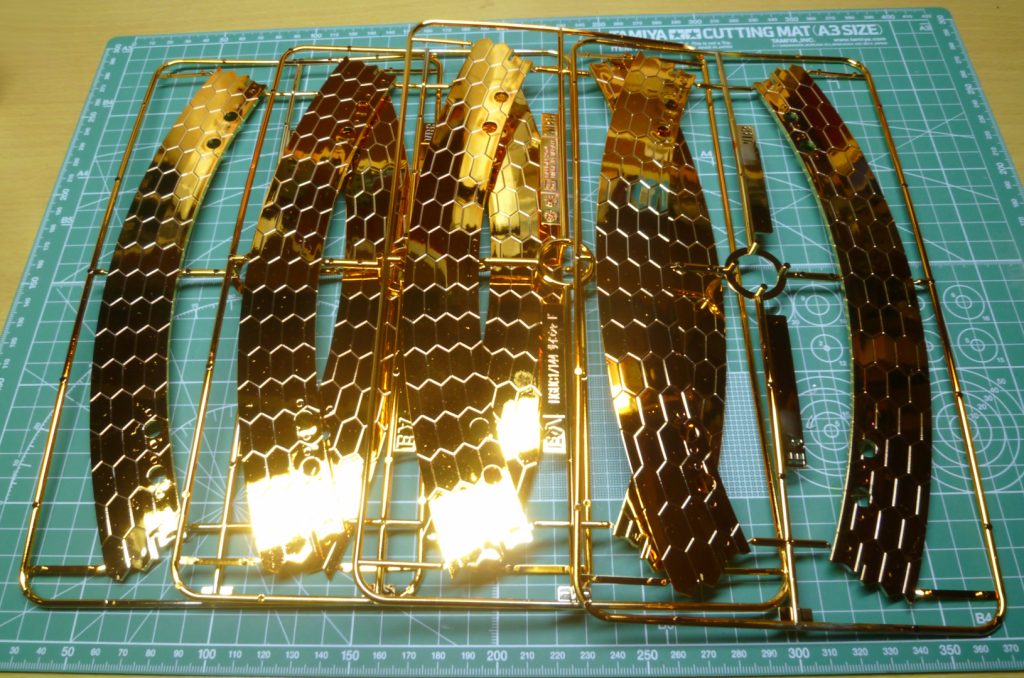 サイコシャードは金メッキにしました。完成した姿をナマで見ているととても神々しいです。