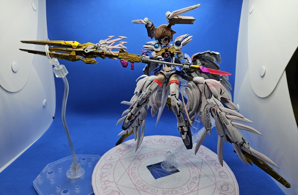 「ディバィィィン……バスタァァァアアア！！」武器の両手持ちは難なくできますただし30MSボディの腰回りはガンプラほど可動域が良くないので多少制限があります