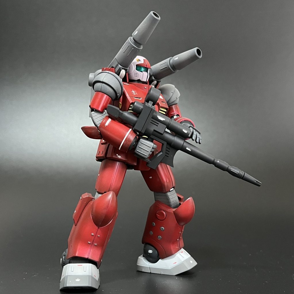 銃をかまえて。