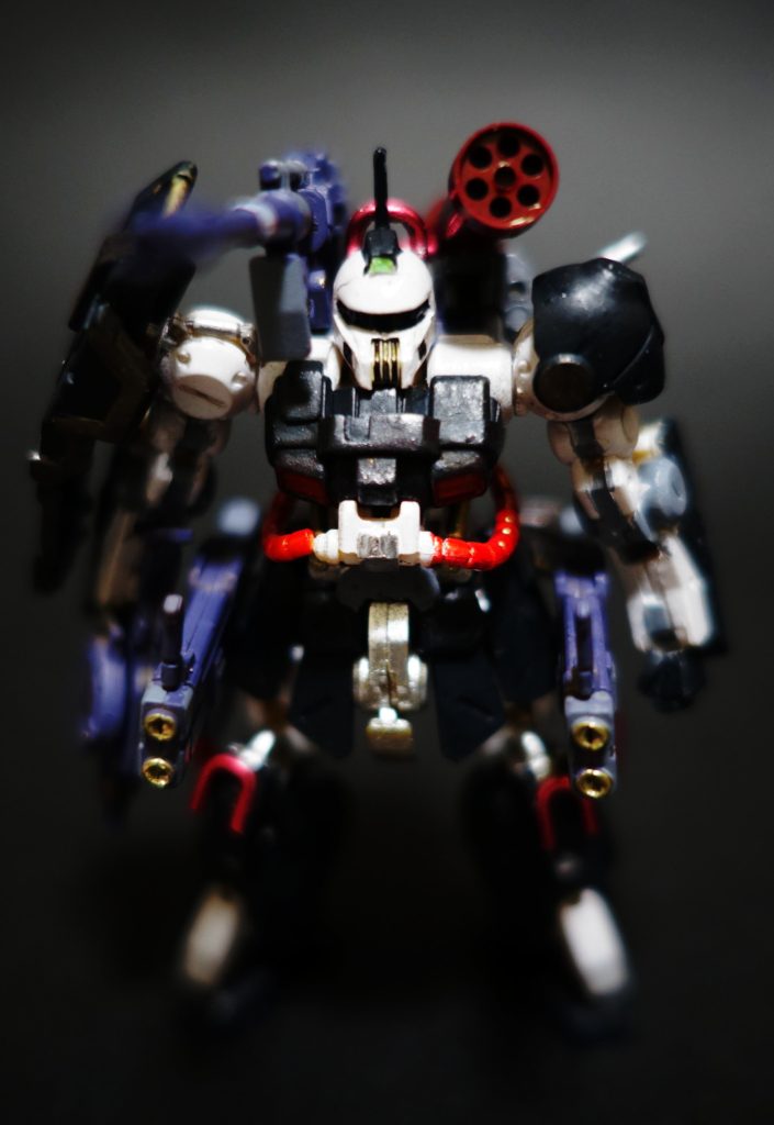 8.    また、一般ザクと異なりザク・キャノン・ヘッドは骸骨のようにも見えることから、敵パイロットに対する視覚的威圧効果を強調すべく、敢えて白く塗装されていた、というのがもっぱらのウワサだ。