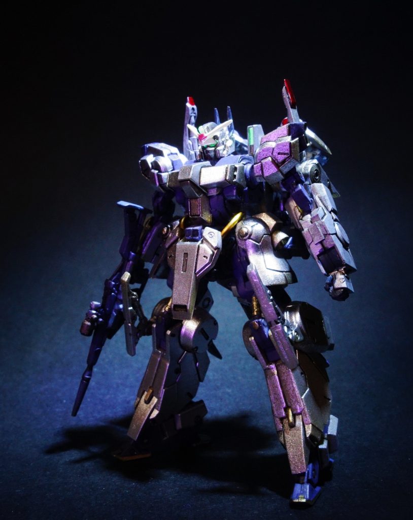 8.    今回仮組していて、頭に角がくっついてくれず、もともとの頭は他の改造に使うことに。ウイングガンダムの頭が余っていた（翼頑駄夢・雷電の時に使わなくなった）ので、側頭部のかっこ悪い羽を切り落とし角度を変えて接着しなおしました。それだけで頭のイメージ変わります。