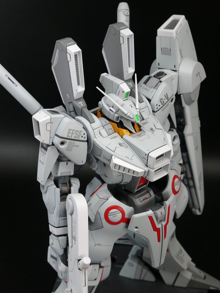 肩は引き出した状態の方がカッコいいと思うので、ミサイルポッドを外した場合のカバーをつくりました。乗せているだけなので、逆さまにすると脱落します。可動軸は残してあるので、前の写真のように閉じることも可能です。