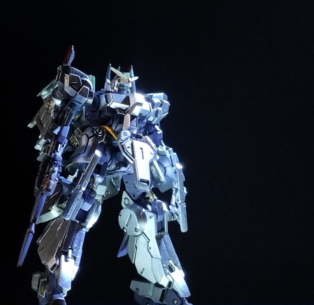 9.    シャインシルバーの光沢は従来の銀色マーカーとは一線を画す輝きですが、それを写真から感じてもらえるように撮るのは至難の業。